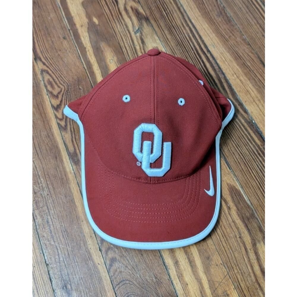Nike Oklahoma Sooners Red Adjustable Hat in good condition.